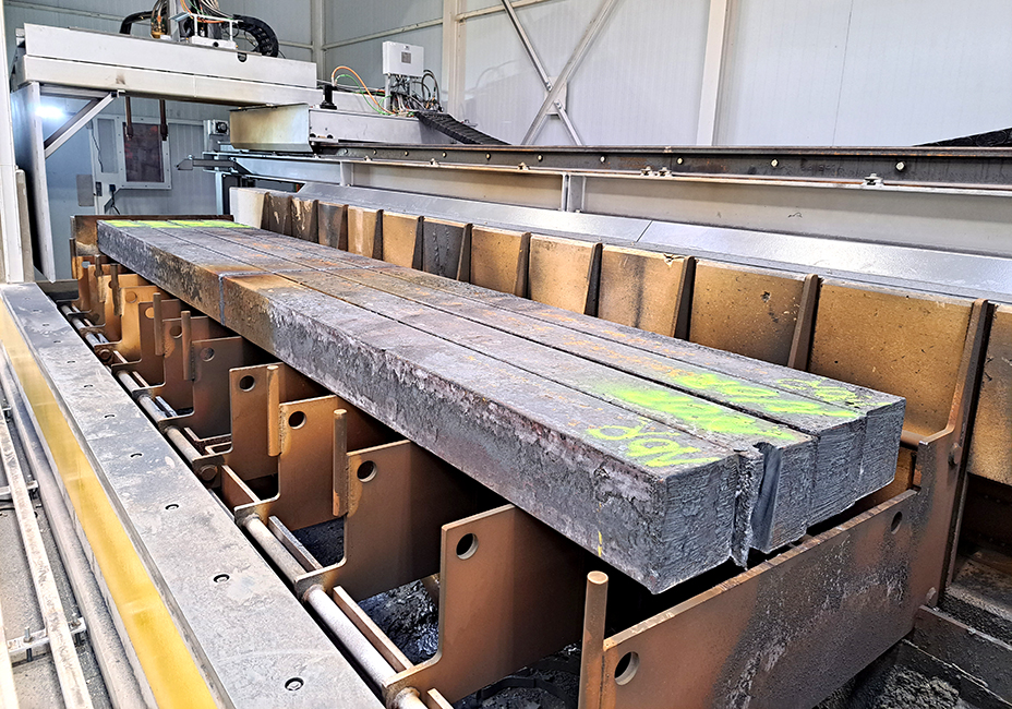 The scrap torch-cutting machine from Primetals Technologies handles various types of scrap including billets, bundles of rolled bar, ladles, and tundish scull.